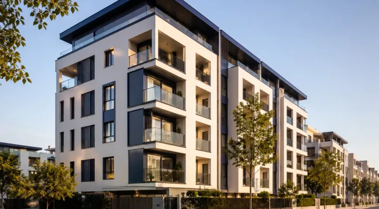 Edificio residencial de nueva construccion con balcones y fachada blanca